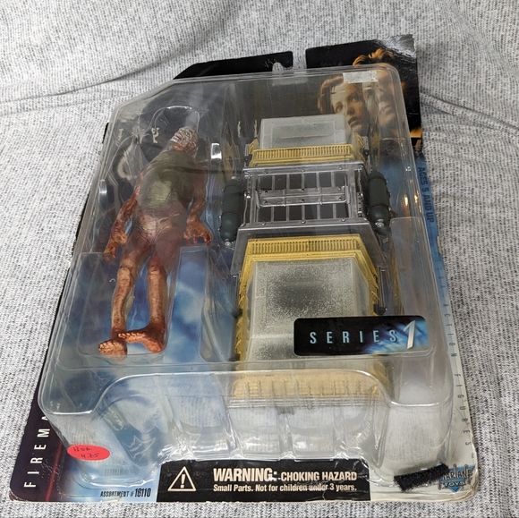 McFarlane Toys The X-Files Fight The Future Fireman Action Figure Series 1 NIB - Picture 2 of 6